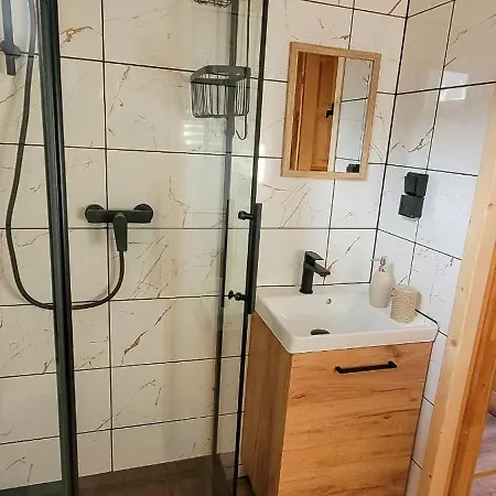 شاليه Stanica Pod Zadzierna Caloroczne لوبافكا